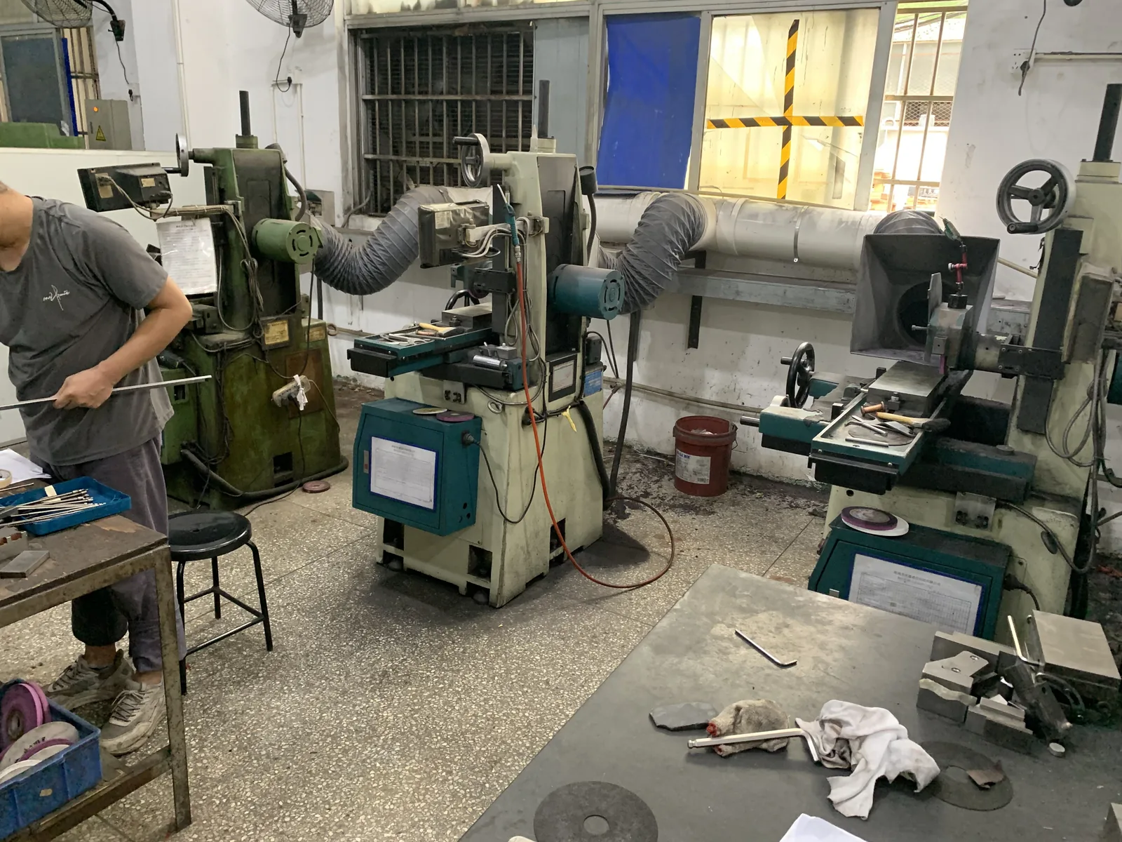 Surface grinding machine