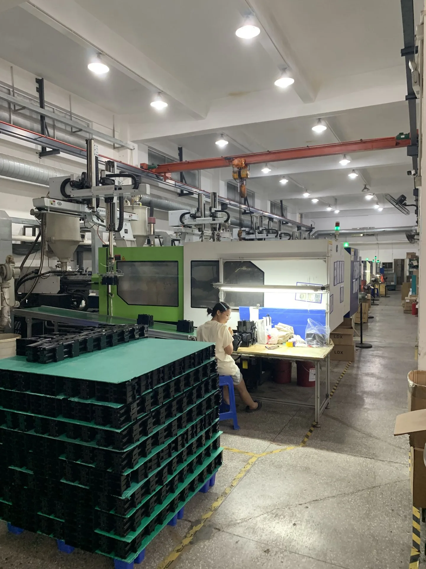 H&Q injection molding shop with take-out robots and production line
