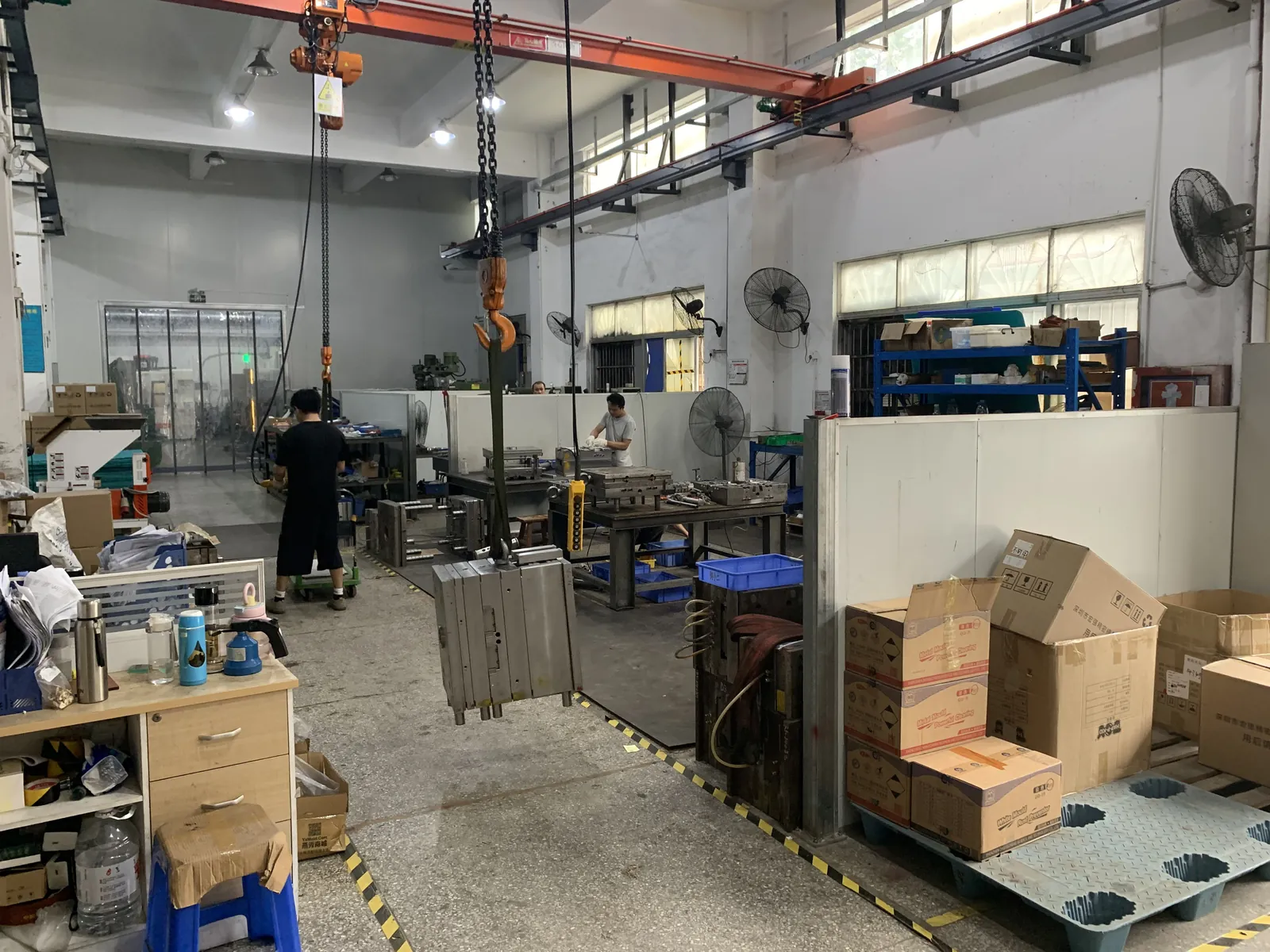 Mould fitting at the bench with overhead crane handling