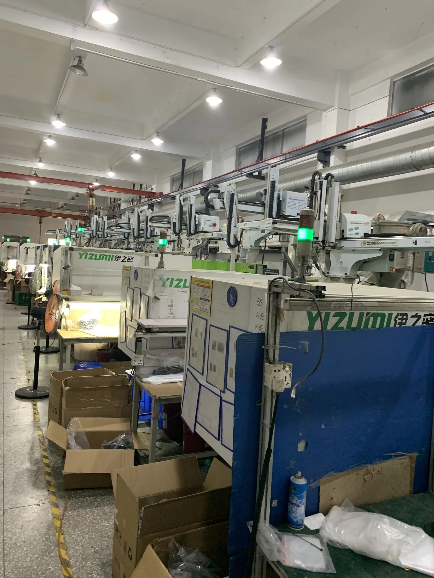 YIZUMI injection molding shop with robots and take-out aids
