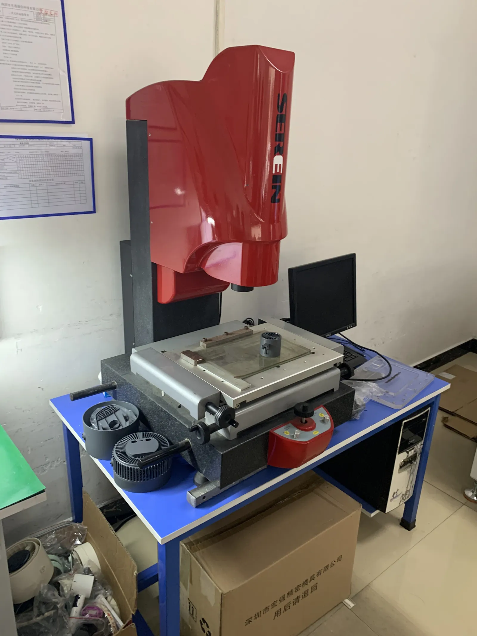 Coordinate measuring machine in the metrology room