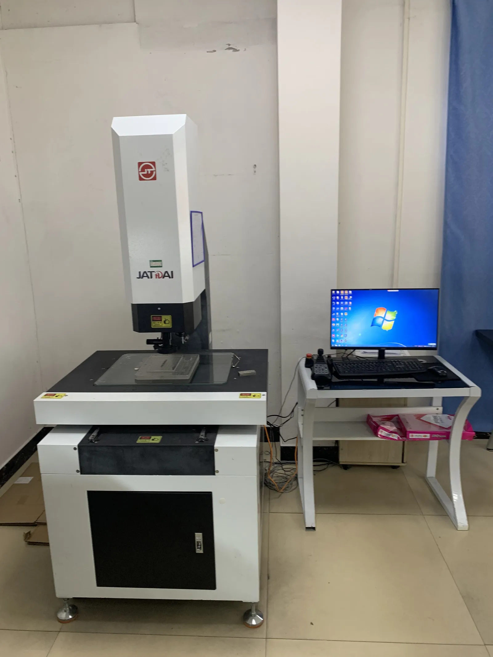 2D vision measuring system with digital readout