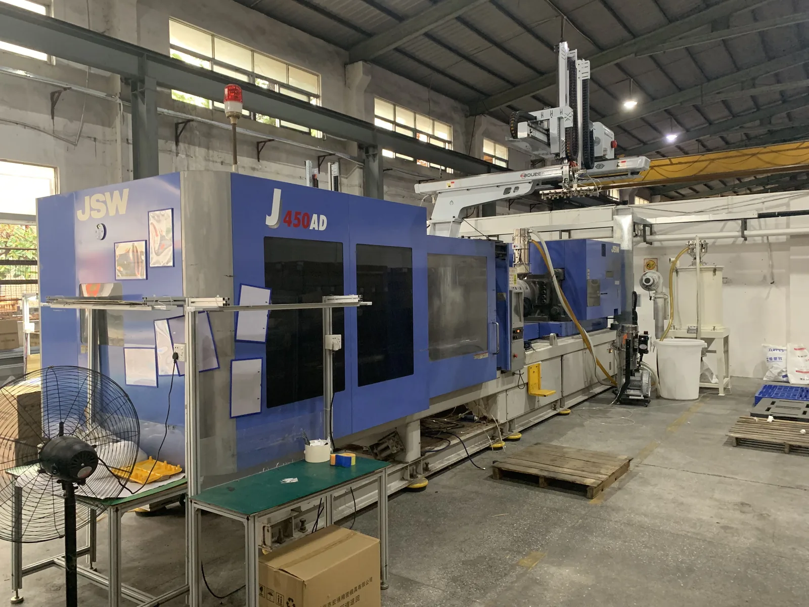 JSW 450-ton injection molding machine with take-out robot