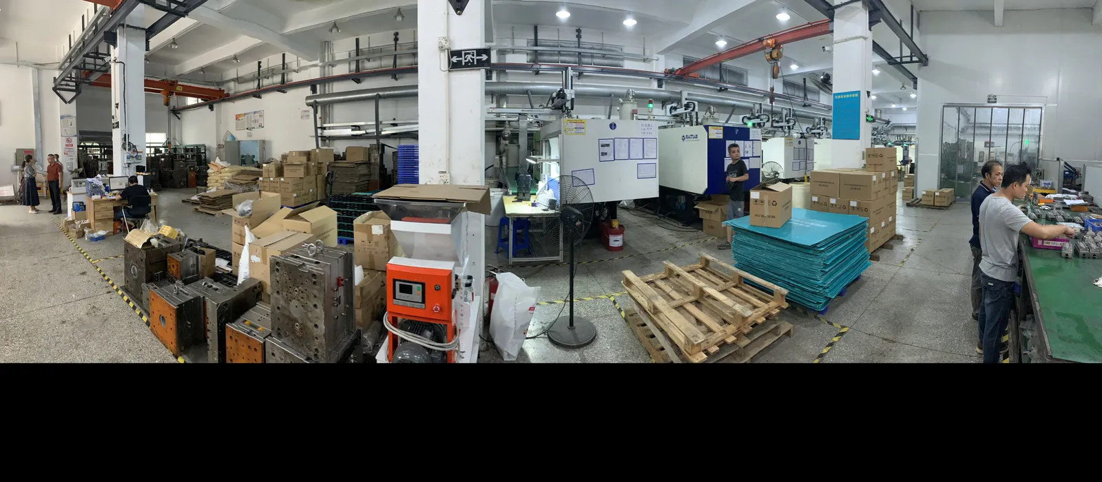 Panorama of the Hongqiang Mould molding shop with injection presses